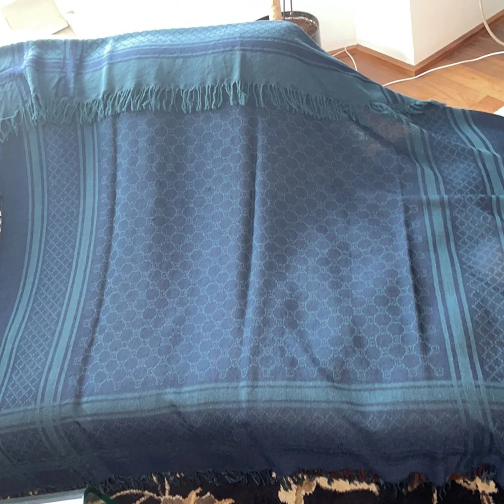 Authentic gucci scarf (unisex)